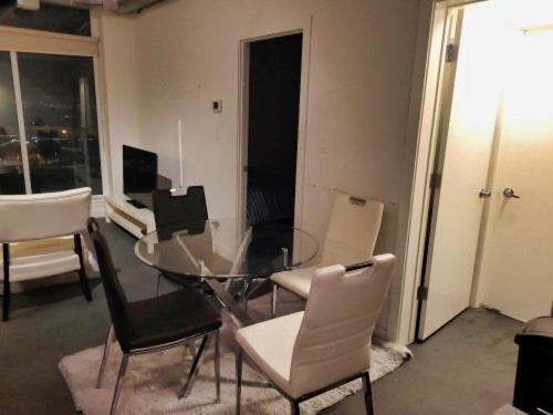 Furnished 1 Bedroom In East Village By Signature Suites Ltd YYC Buitenkant foto