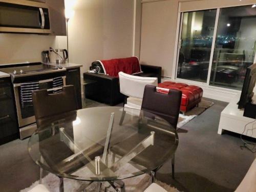 Furnished 1 Bedroom In East Village By Signature Suites Ltd YYC Buitenkant foto